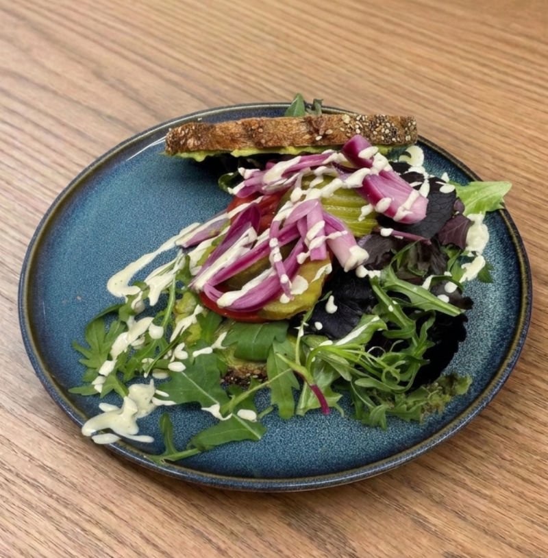 Avocado sandwich - Avocado, ingelegde komkommer, tomaat en ui | Toos & Roos | Amsterdam
