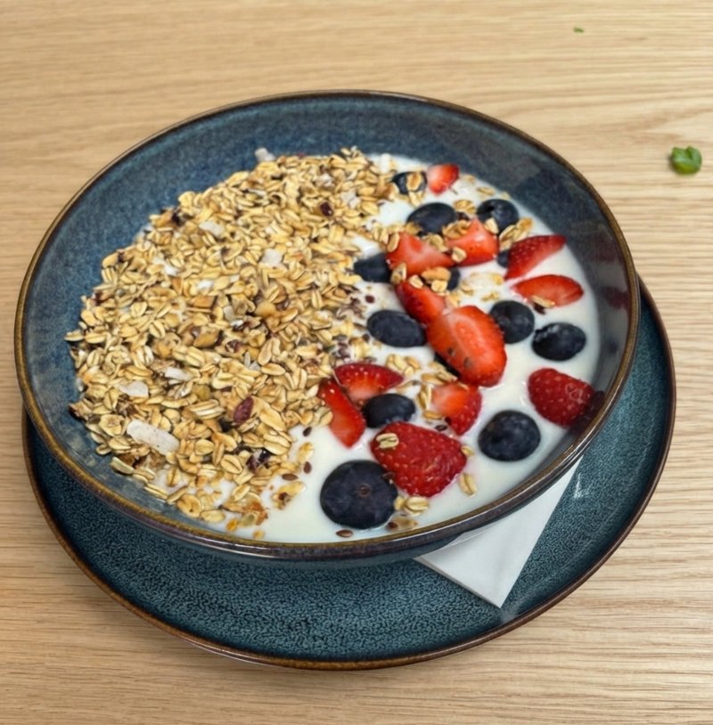 BIO Yoghurt XL - Granola, honing en fruit.