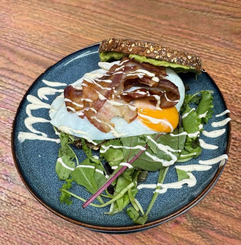 BLT Breakfast Sandwich - Spek, avocado, gebakken ei, tomaat en sla.