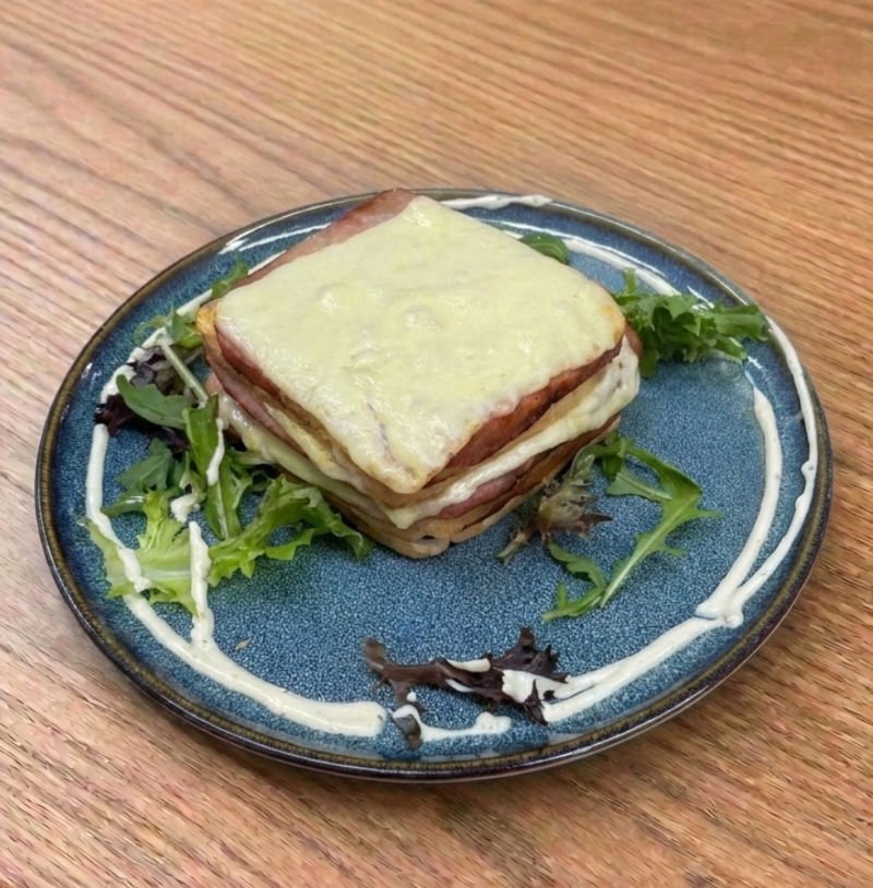 CROQUE Monsieur - Gegrilde toast met ham, kaas, gruyère en bechamel.