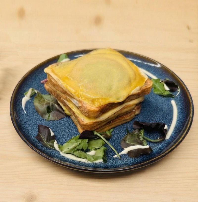 CROQUE Vega - Gegrilde toast met oude kaas, tomaat, pesto en bechamel