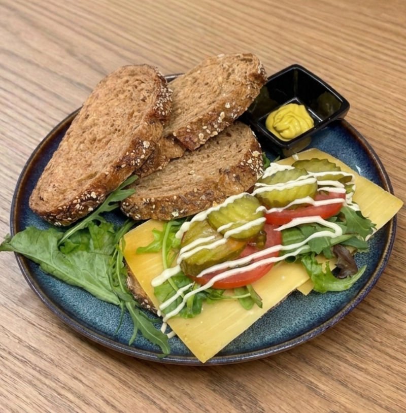Old Amsterdam sandwich | Augurk, oude kaas, mosterd en sla | Toos & Roos | Amsterdam