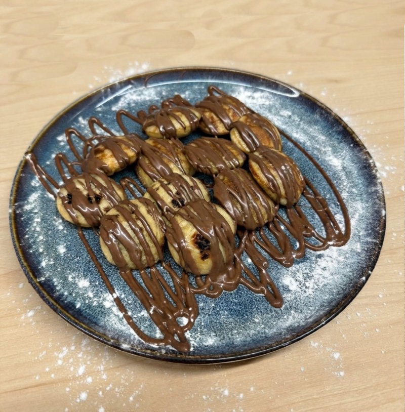Poffertjes met poedersuiker en stroop