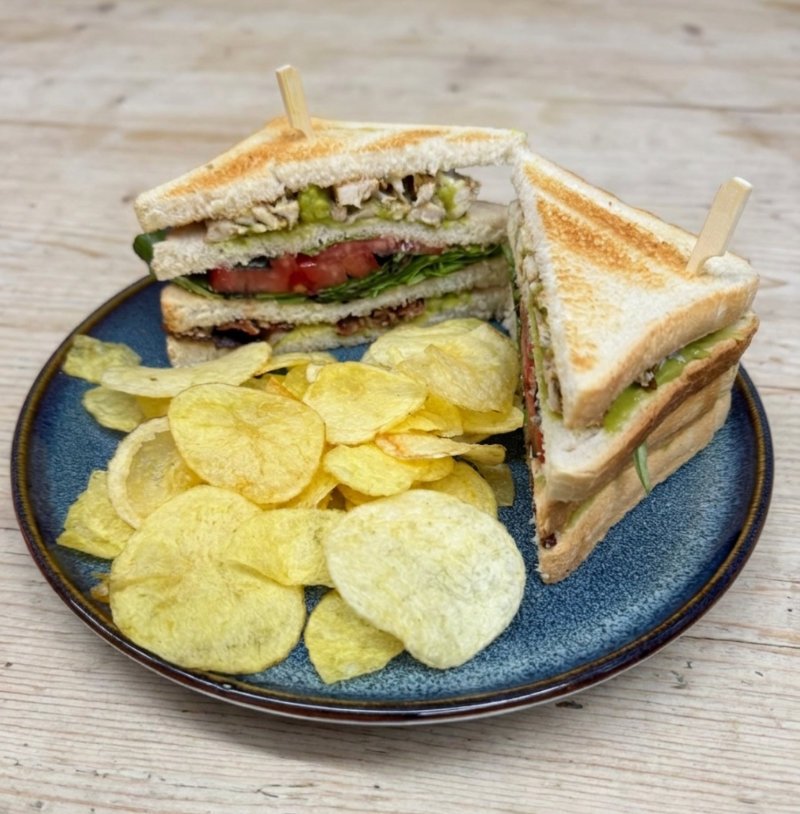 Toos & Roos Club Sandwich - Avocado, spek, vers gegrilde kip en tomaat