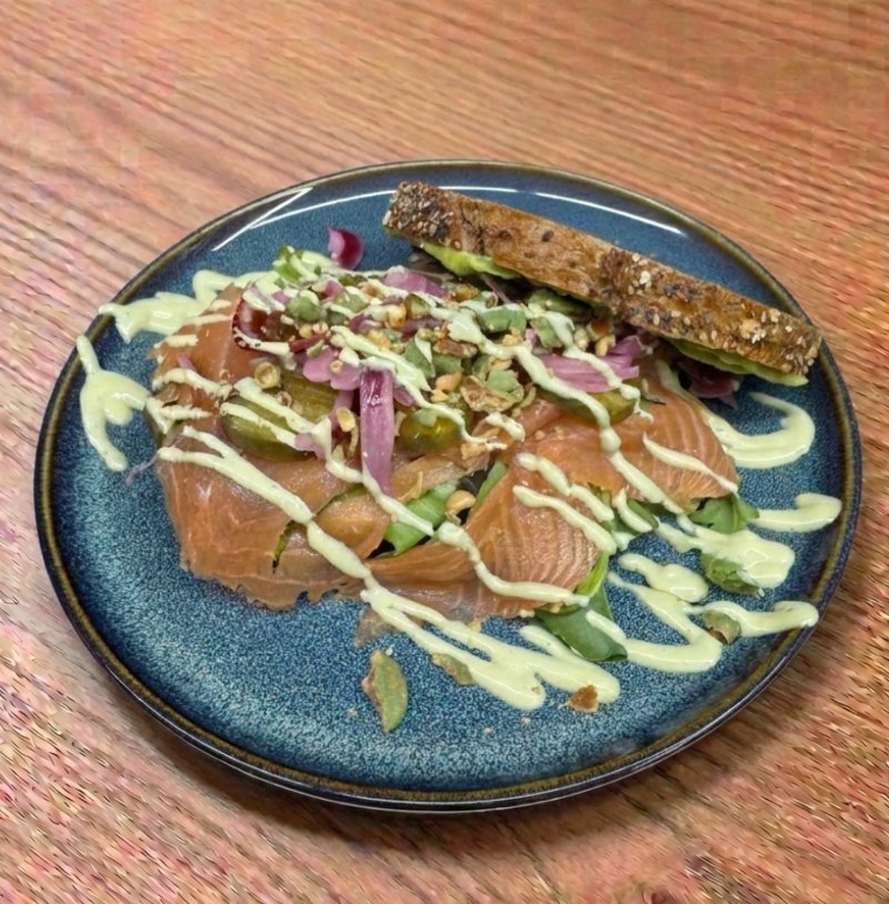 Zalm wasabi - Zalm, avocado, wasabi mayo, soya, sesam en wasabi crunch | Toos & Roos | Amsterdam